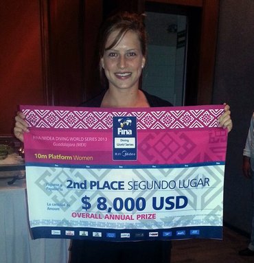 Noemi Batki con il premio per il 2° posto "overall" delle WS 2013.